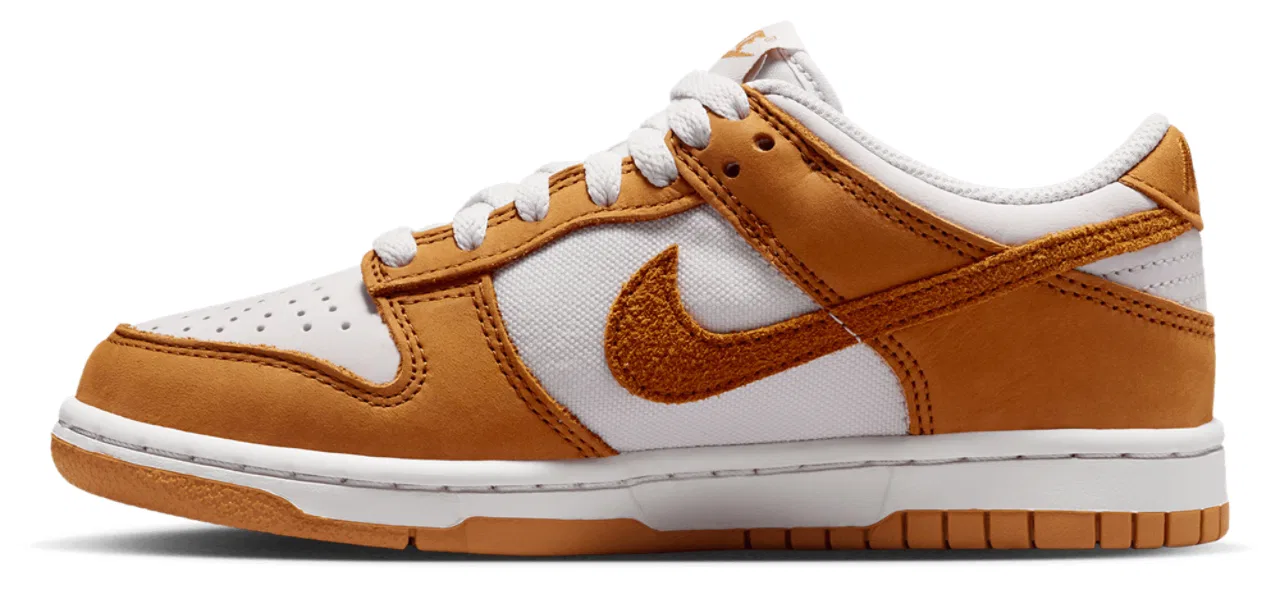 Кроссовки для мальчиков Dunk Low SE Nike, цвет Desert Ochre/Vast Grey — фото 2