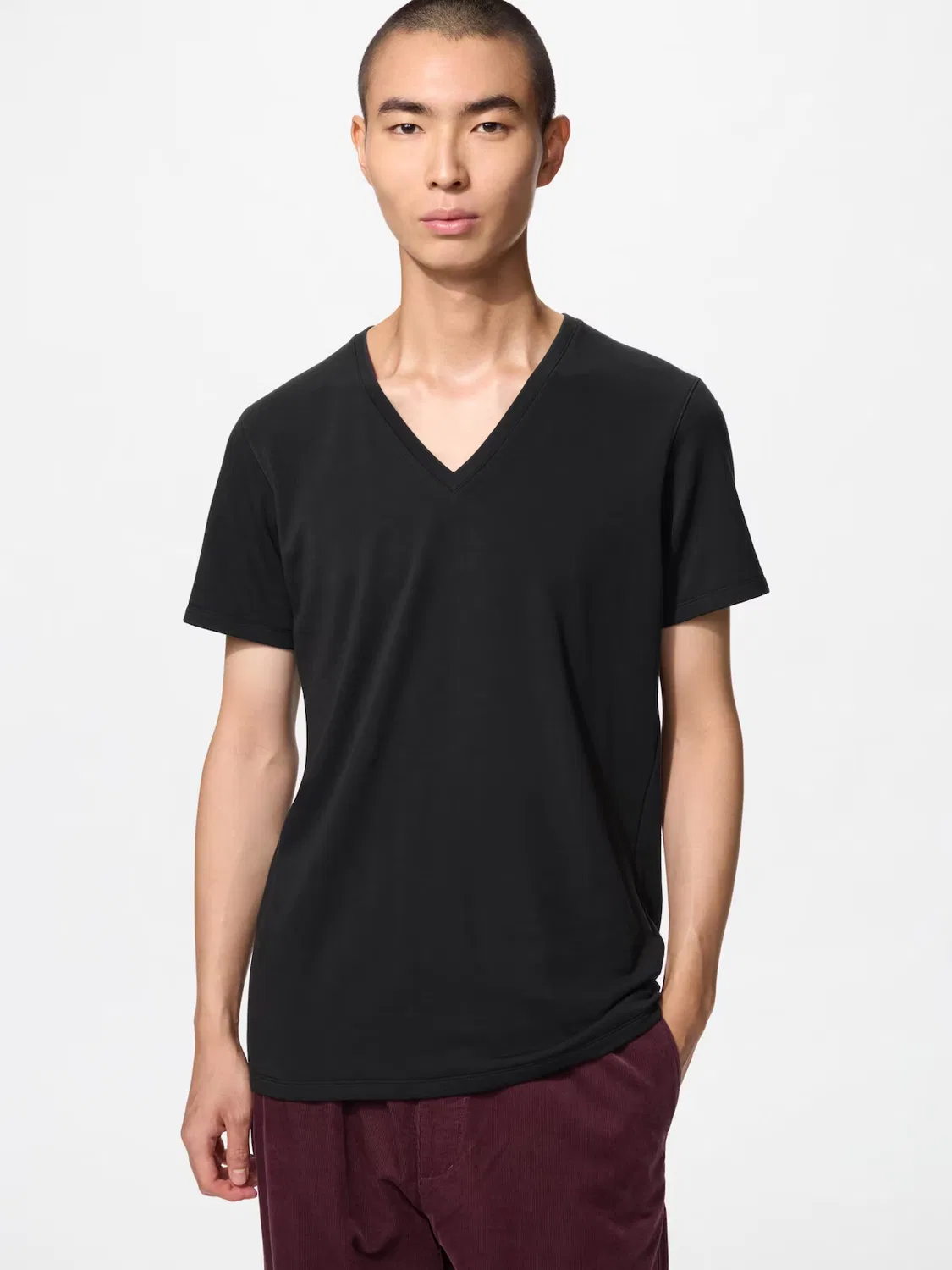 Футболка Uniqlo Heattech, хлопковая, V-образный вырез, черный