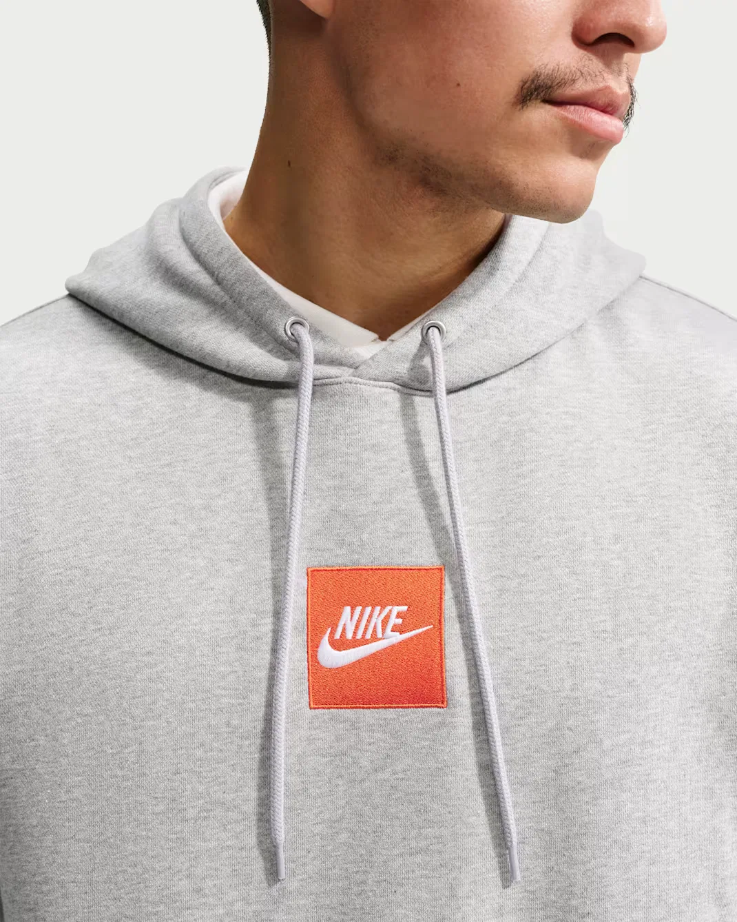Мужская толстовка с капюшоном из французского махрового трикотажа Nike Club, Dark Grey Heather/Light Smoke Grey/White — фото 3
