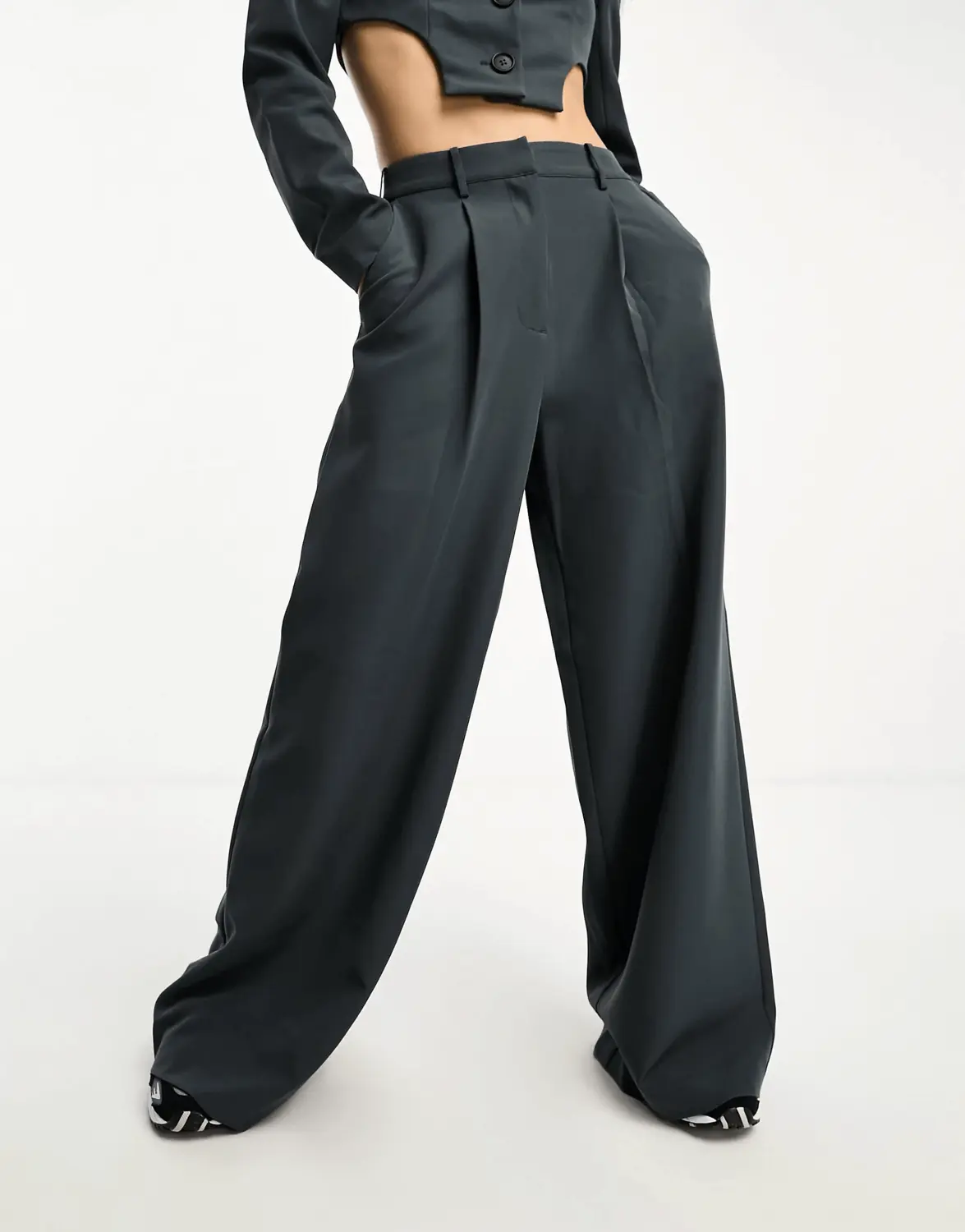 Брюки Asos Design Wide Leg Pleat Front, темно-серый