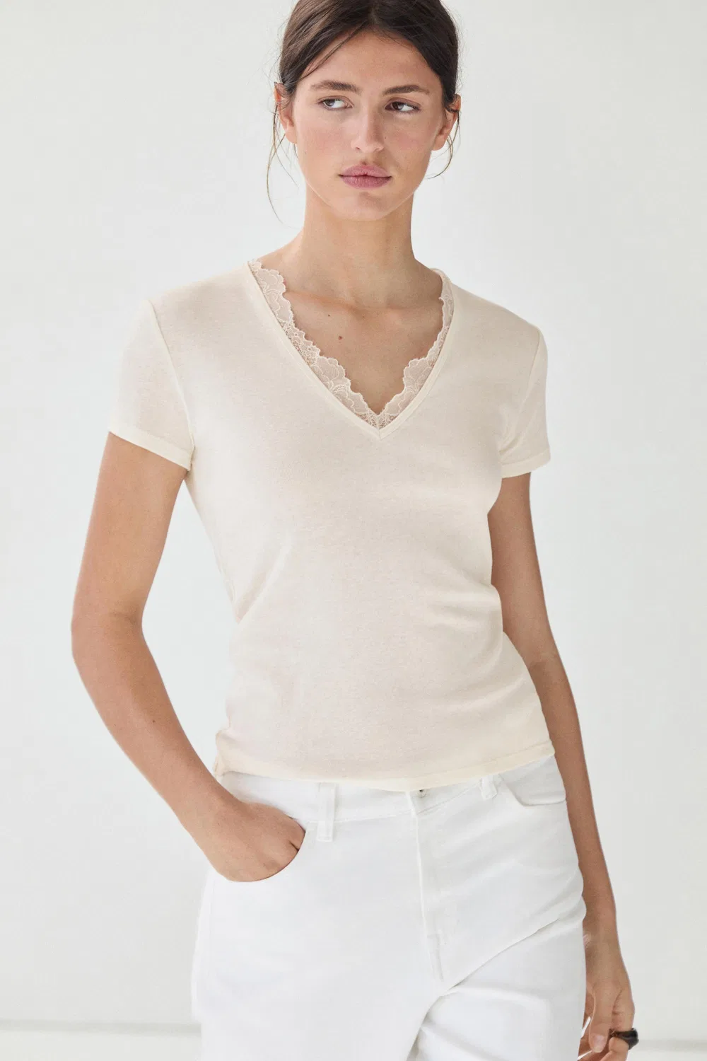 Футболка Massimo Dutti, с V-образным вырезом и кружевной отделкой, кремовая — фото 2