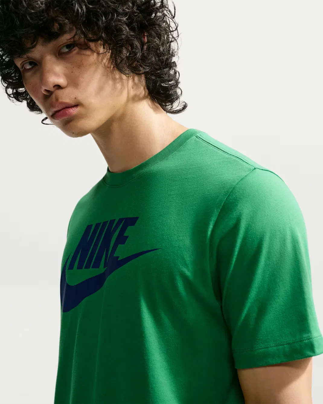 Мужская футболка Nike Sportswear, Classic Green — фото 3