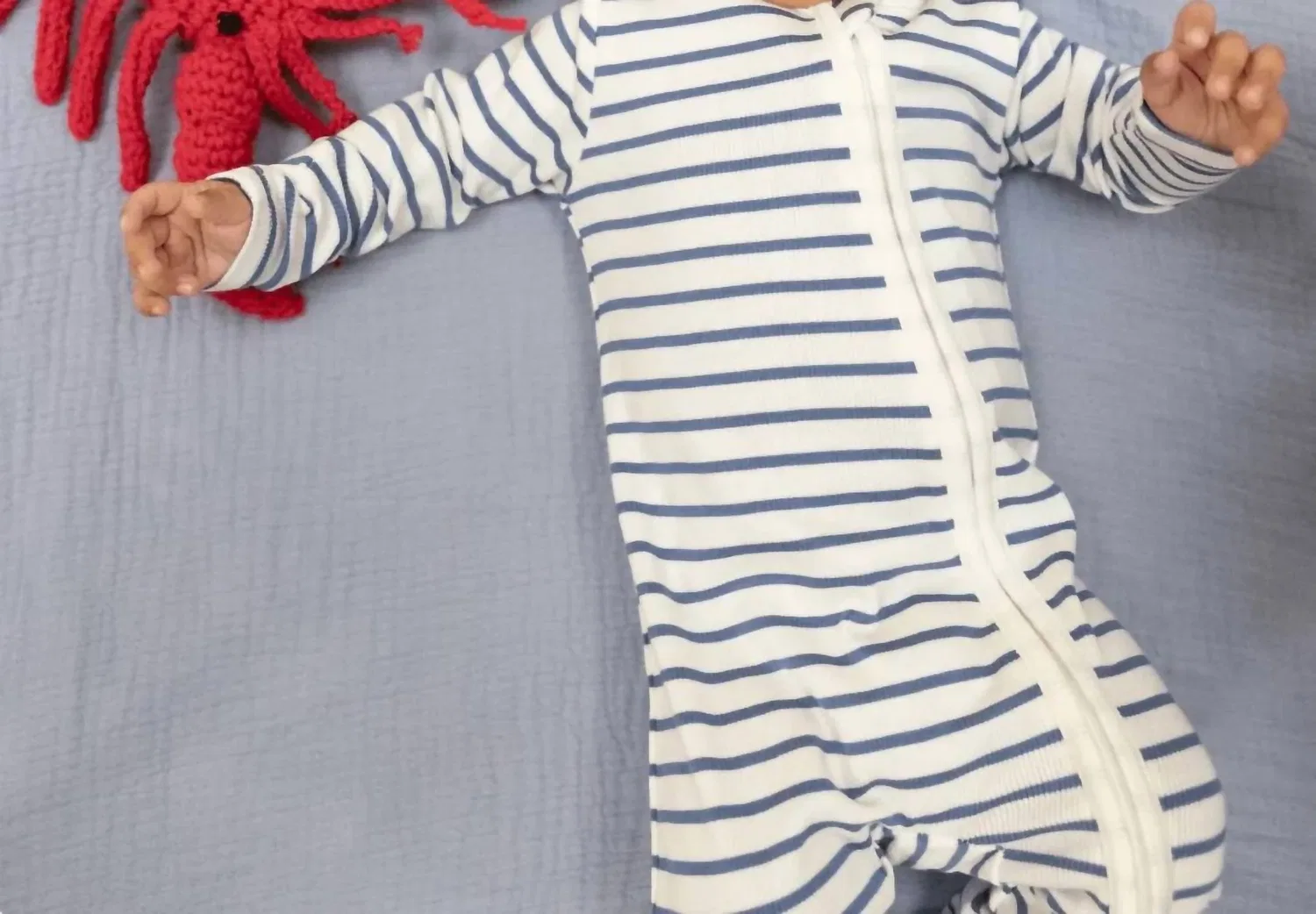 Детский боди-комбинезон с молнией и закрытыми ножками Navy Stripe Angel Dear — фото 4