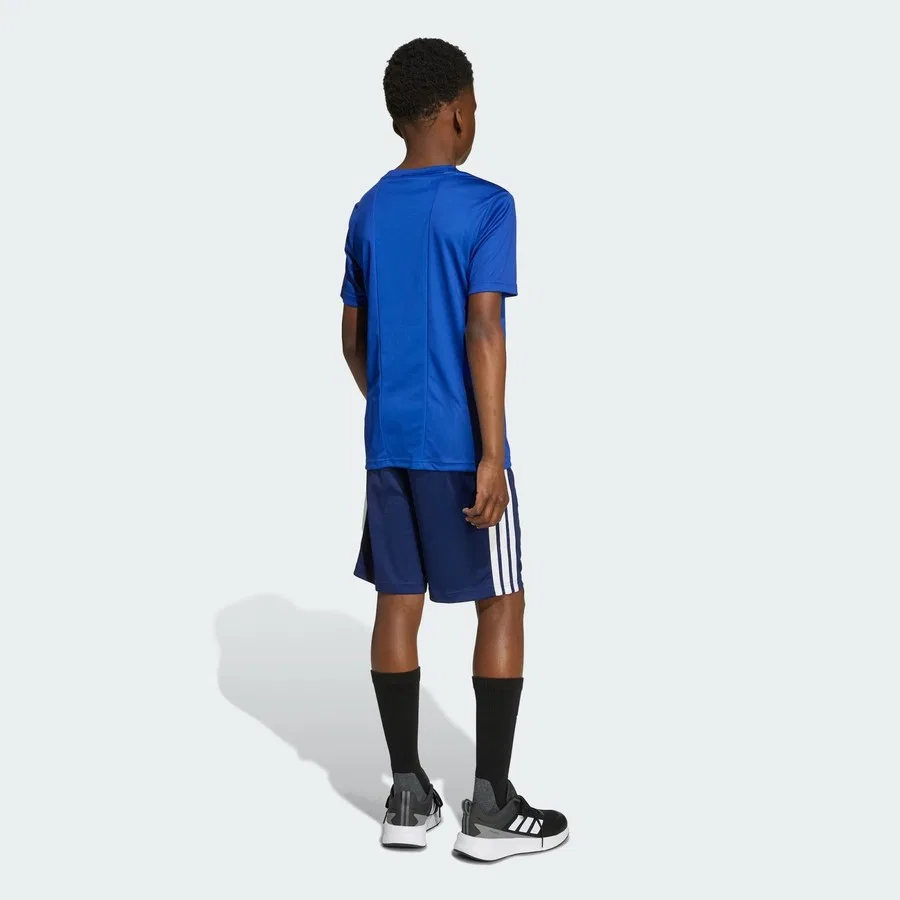 Спортивный комплект футболки и шорт с принтом 3 полосы adidas Sportswear Train Essentials, Сине-белый — фото 2