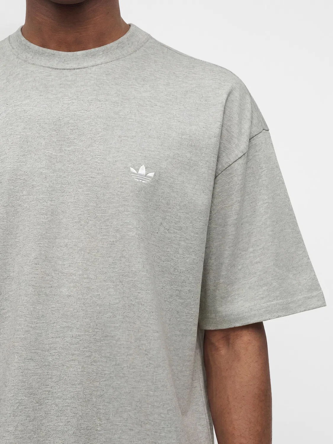 Футболка Adidas Originals ESS серого цвета — фото 2
