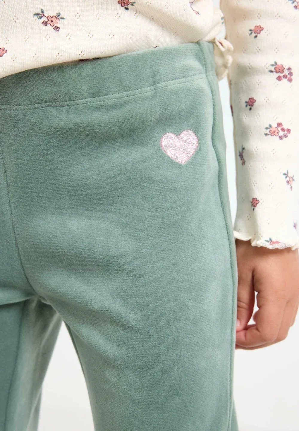 Однотонные расклешенные леггинсы из велюра - брюки Lindex, Light Dusty Green — фото 4