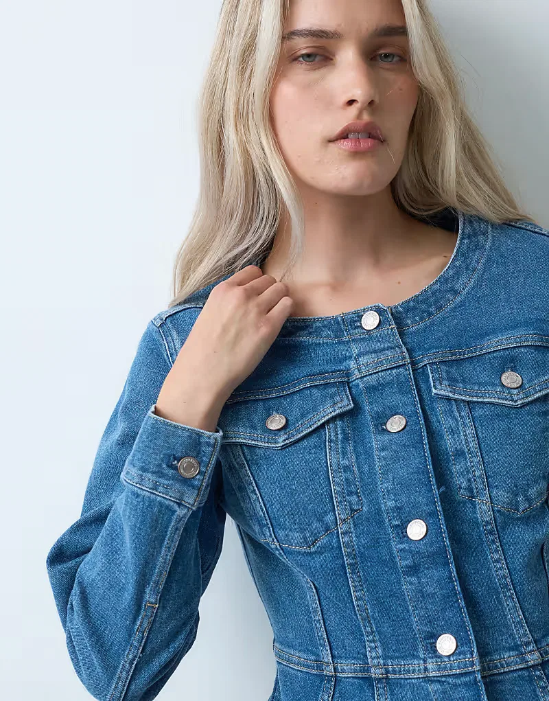 Джинсовая куртка GAP с вырезом-лодочкой и баской, средне-синий — фото 3