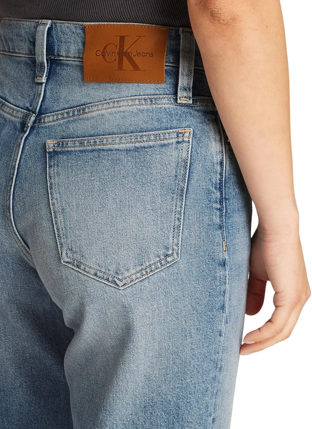Женские джинсы зауженные Mom Jean Calvin Klein, Denim (Den Light) — фото 3