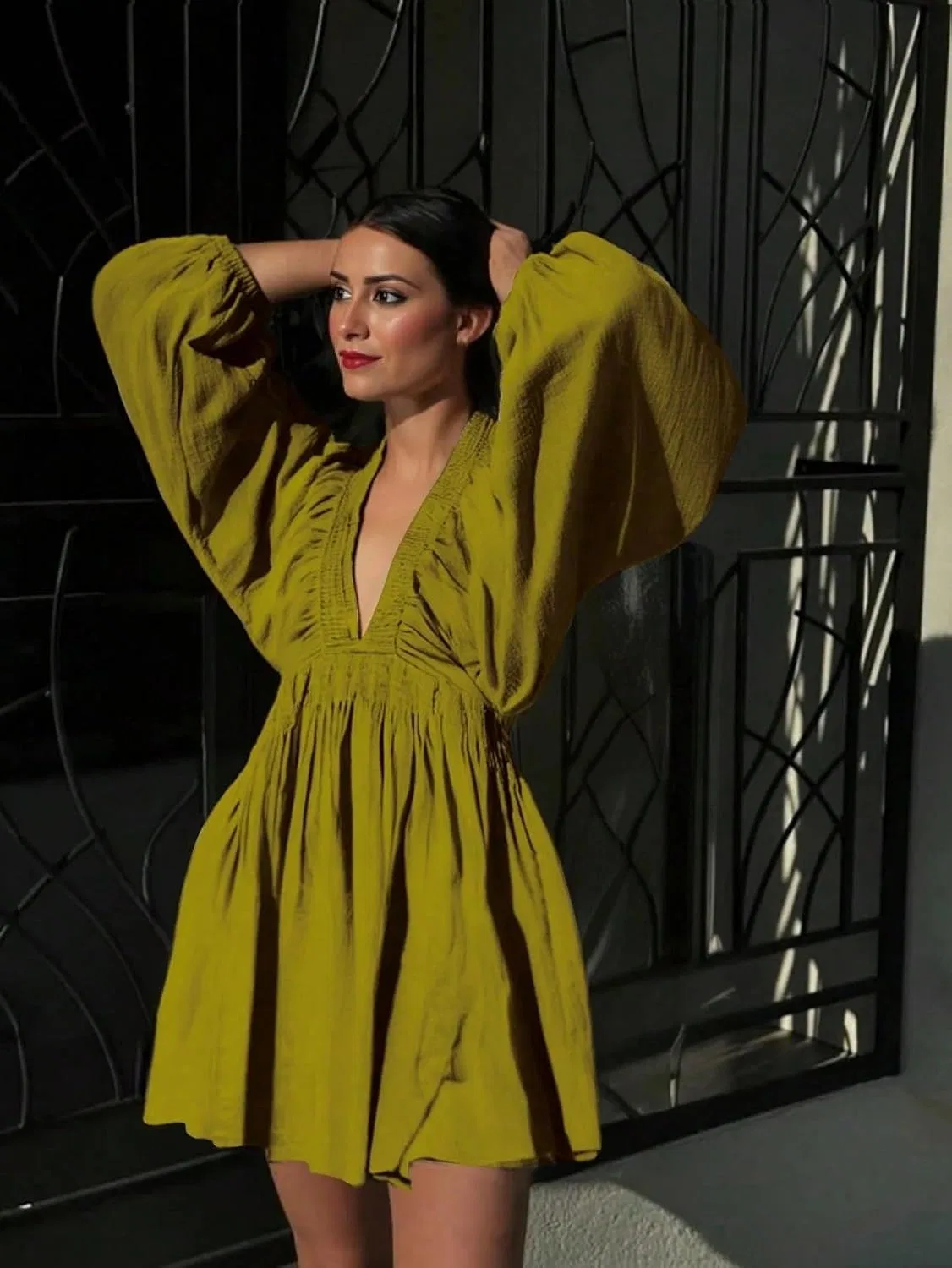 Женское короткое платье А-силуэта с глубоким V-вырезом, Olive Green — фото 2