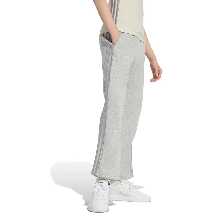 Женские спортивные брюки Holiday 3-Stripes Fleece Open-Hem Pants adidas, Серый — фото 3