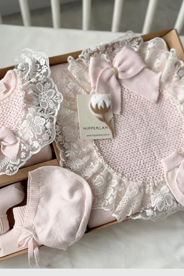 Детский комплект для новорожденных девочек хлопковый Blossom Lace Trim 5-Piece Baby Girl Hospital Discharge Set-Premium Cotton Knit Newborn Set-Gift Ready Naka Concept, Pink — фото 2