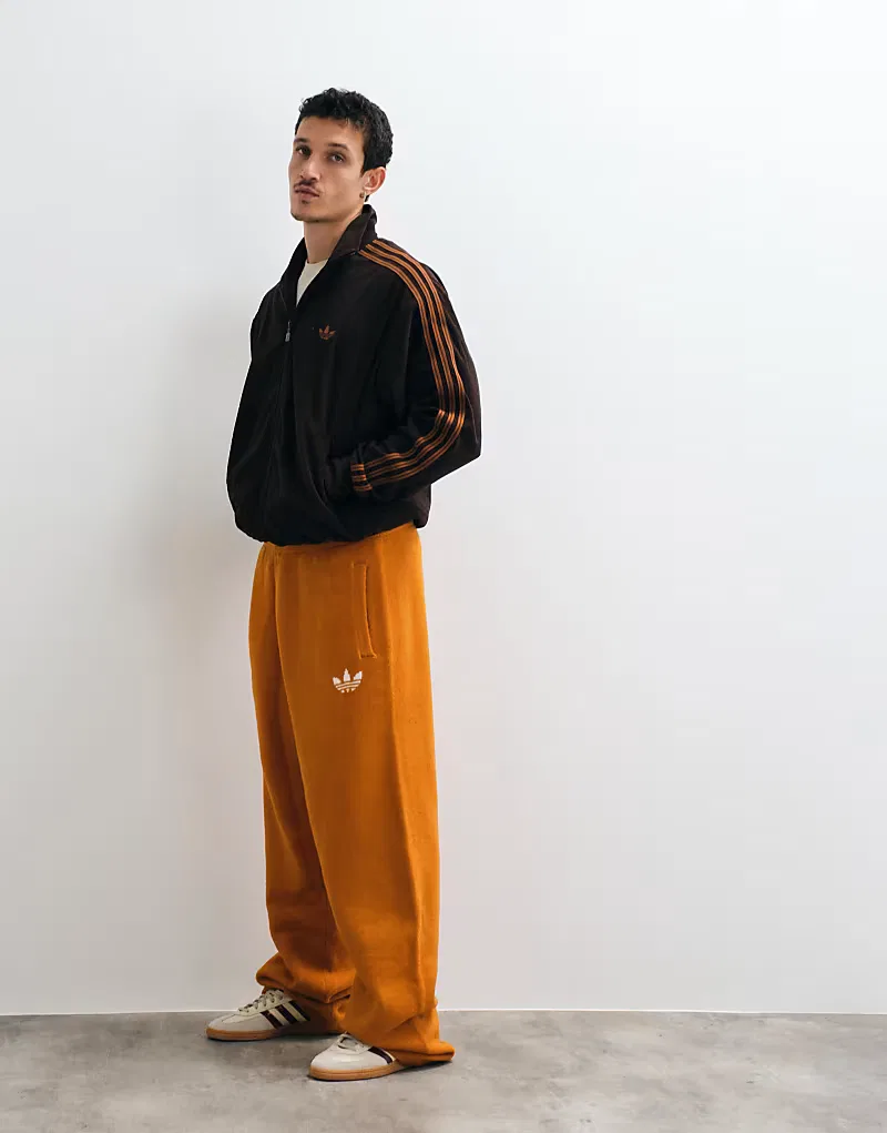 Спортивные брюки Adidas Originals из трикотажа прямого кроя, теплые коричневые — фото 2