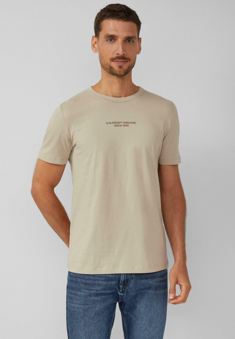 

Футболка s.Oliver MIT ARTWORK UND NAHT-DETAILS, Beige/Ochre