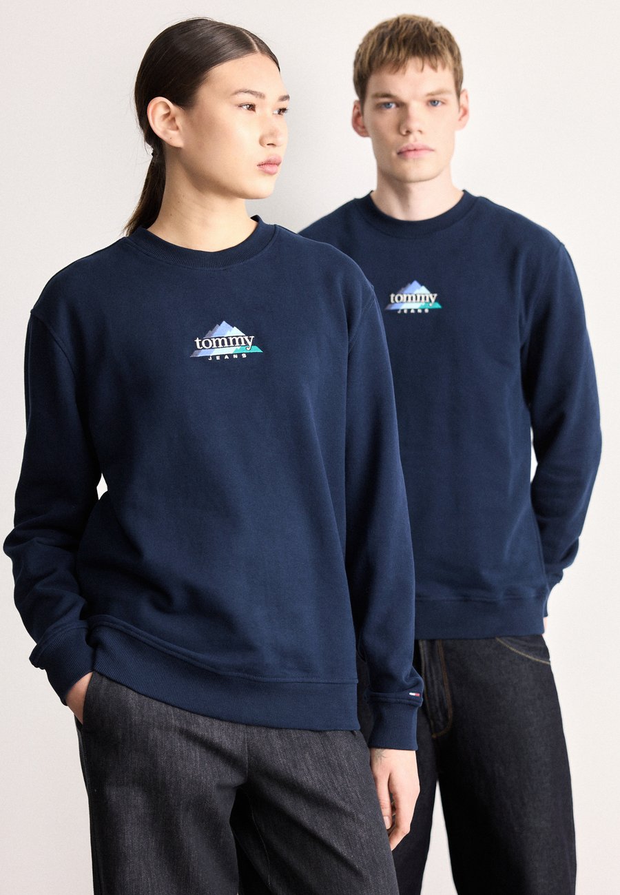 

Толстовка Tommy Jeans PLAY CREW UNISEX, Dark Night Navy/Dark Blue