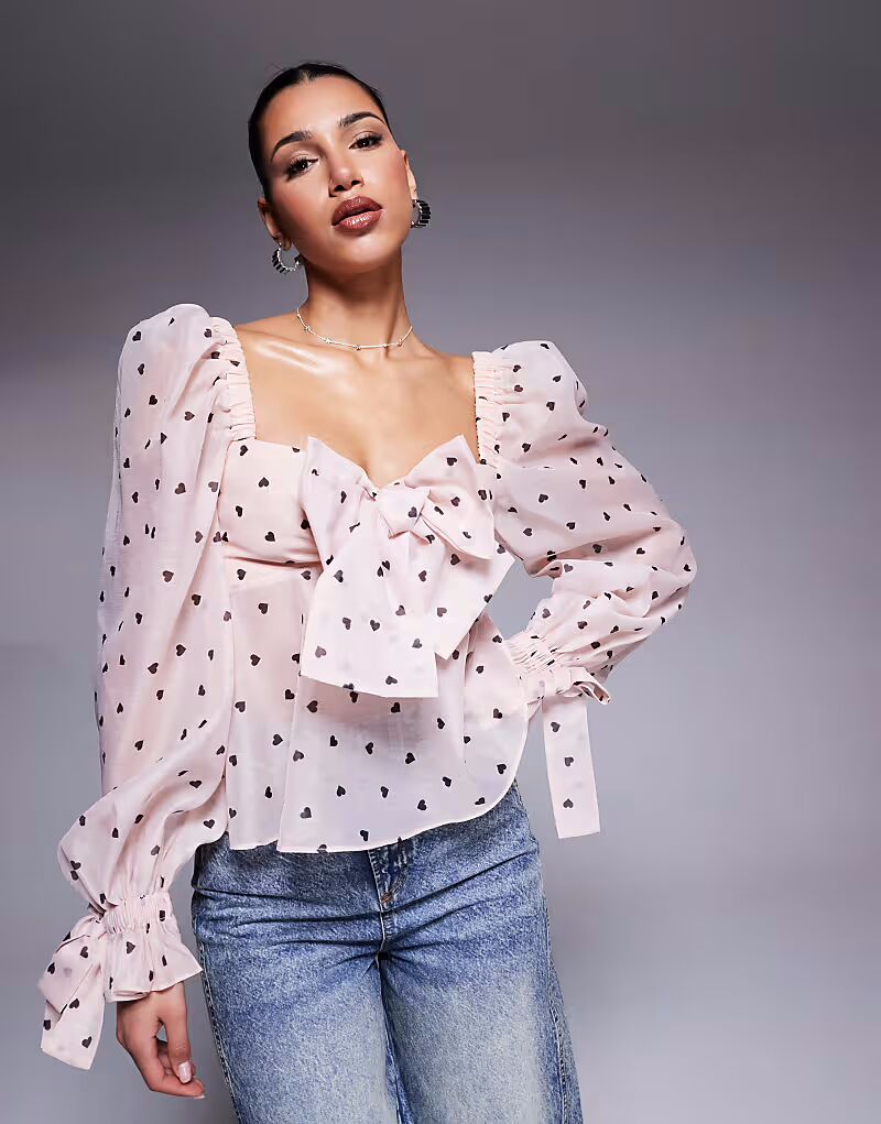 

Розовый топ ASOS LUXE с увеличенными рукавами-блузонами и принтом в виде сердечек в стиле «бэби-кукол»