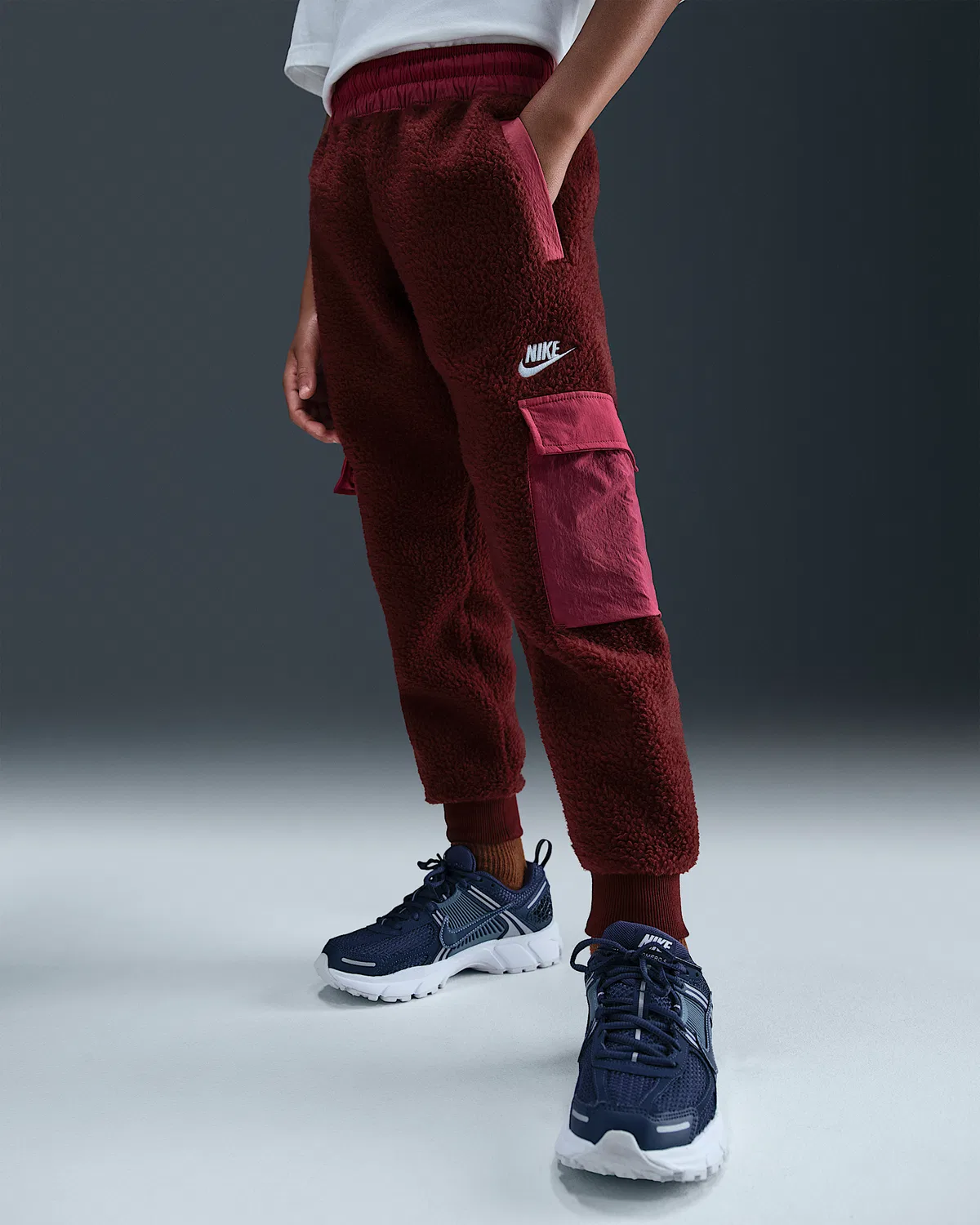 Детские карго-штаны Nike Sportswear Club Fleece, Dark Team Red/Sweet Beet/White — фото 2