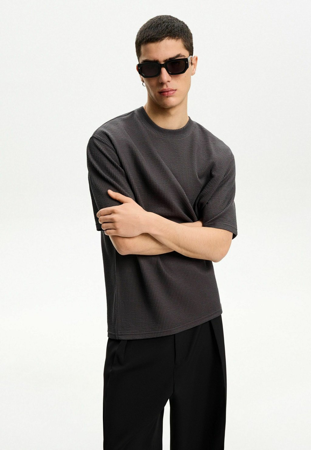 

Базовая футболка SHORT SLEEVE SEERSUCKER Bershka, темно-серый