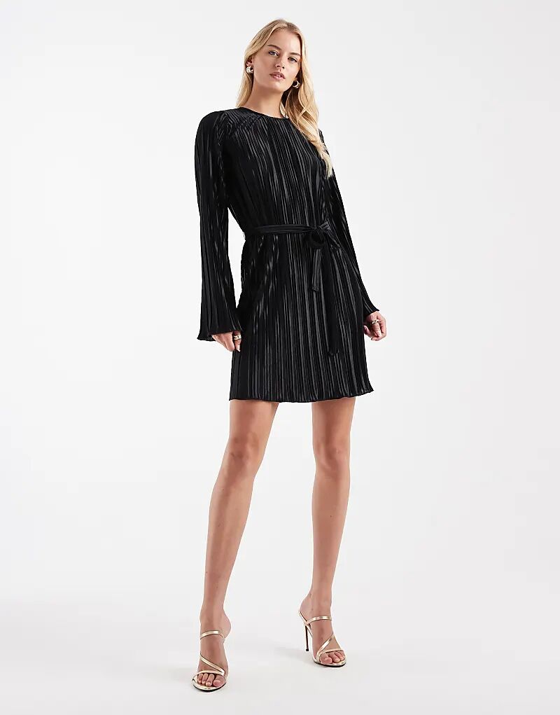 

Платье мини Vero Moda Tall с завязкой на талии и плиссе, черное