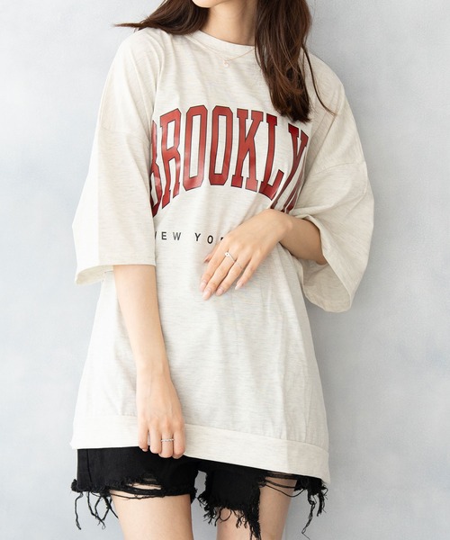 

Футболка с принтом "Бруклин" NinaetLina, цвет слоновая кость