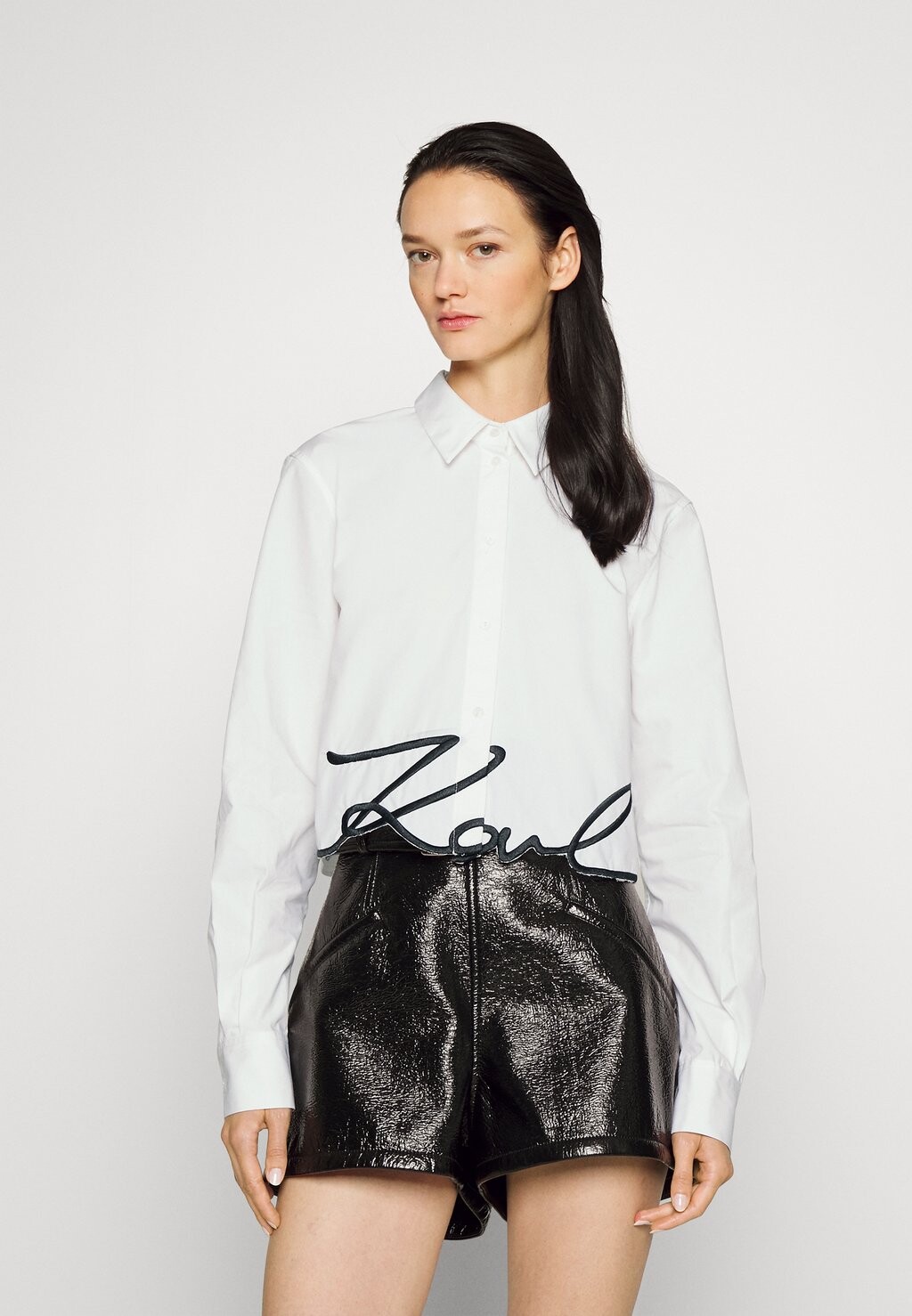 

Блузка на пуговицах Cropped Signature KARL LAGERFELD, белая