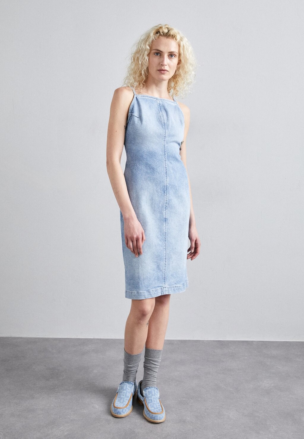 

Джинсовое платье ESME DRESS APRON MIDI DL1961, цвет fountain vintage