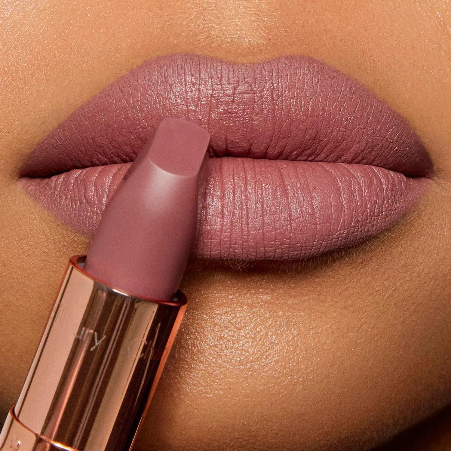 Матовая помада Charlotte Tilbury Matte Revolution - стойкая матовая помада с возможностью наслаивания цвета и полезными для губ ингредиентами - кремовая, легко растушевываемая формула., Very Victoria - taupe nude — фото 4