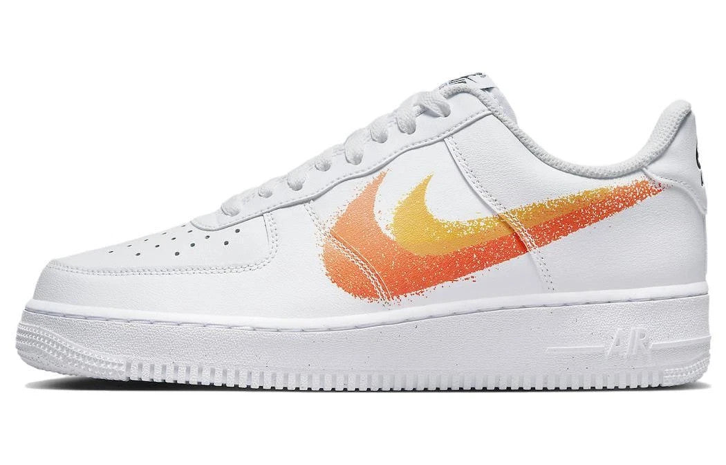 Мужские повседневные кроссовки Nike Air Force 1 Low 'Spray Paint Swoosh' FJ4228-100 белого цвета — фото 2