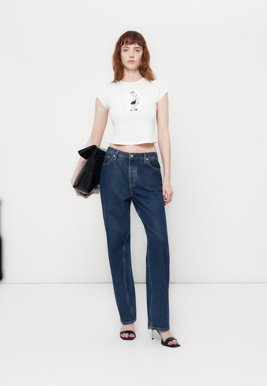 Футболка Calvin Klein CLASSIC KATE BABY TEE UNISEX, Brilliant White/White — фото 3