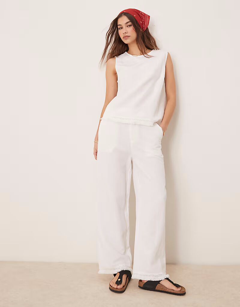 

Брюки прямого кроя из льняной смеси ASOS DESIGN с кисточками по низу, цвет белый
