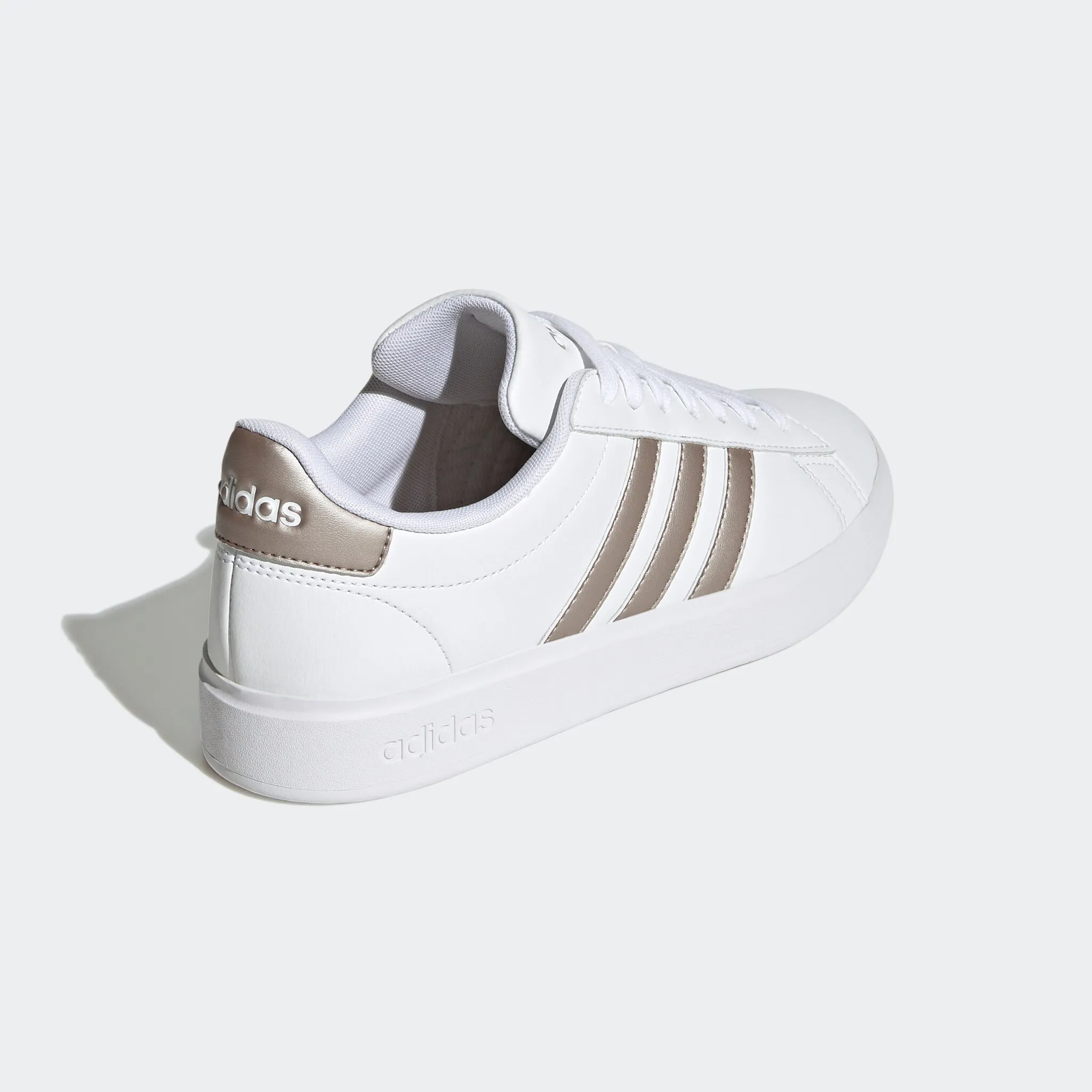 

Кроссовки Adidas Sportswear "GRAND COURT CLOUDFOAM LIFESTYLE COURT COMFORT", дизайн по стопам суперзвезды Adidas, белый