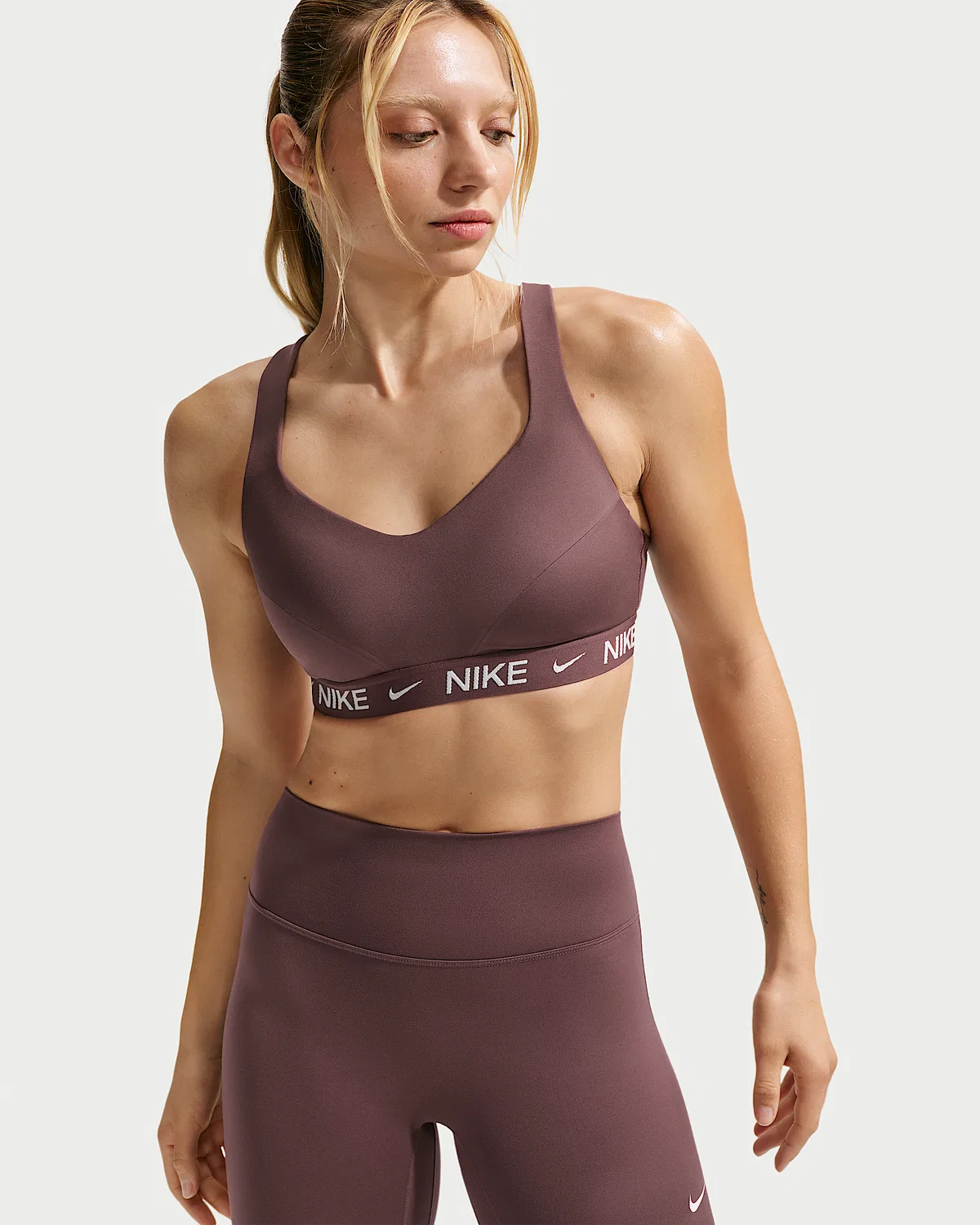 Женский спортивный бюстгальтер Nike Indy High Support с регулировкой и подкладкой, Tattoo/Sail