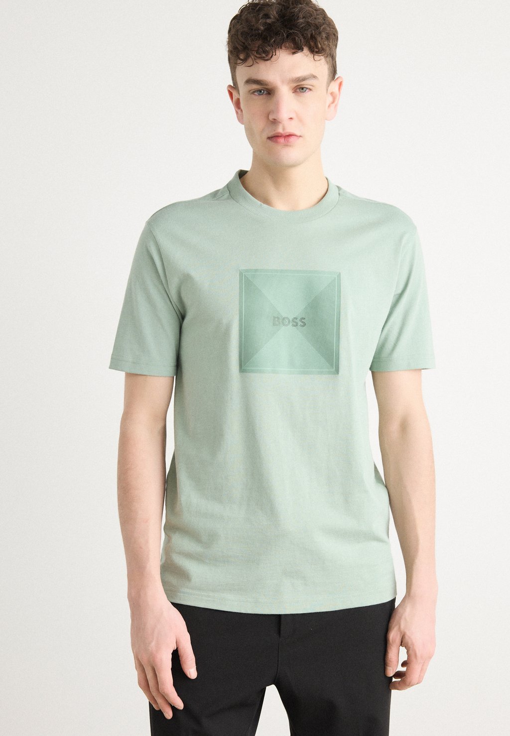 

Футболка с принтом TEE LOGO BOSS, зеленый