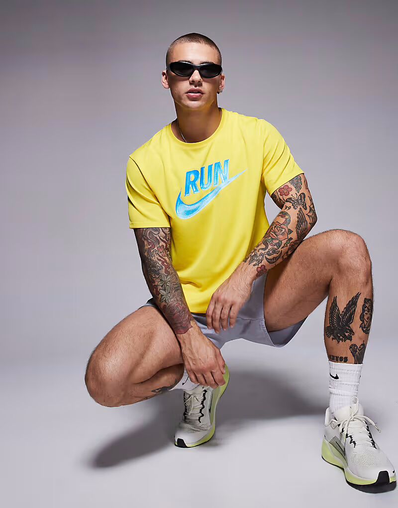 

Футболка Nike Running Miler Run Energy желтого цвета