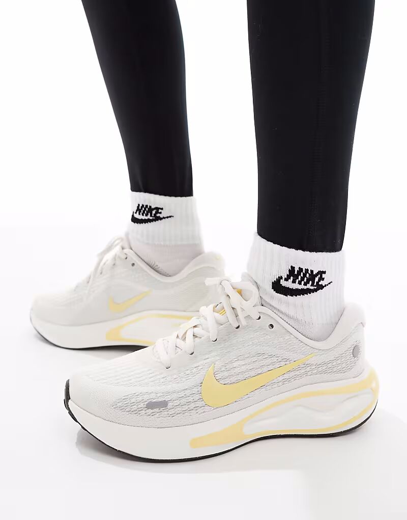 Кроссовки Nike Running Journey Run белого и желтого цвета — фото 4