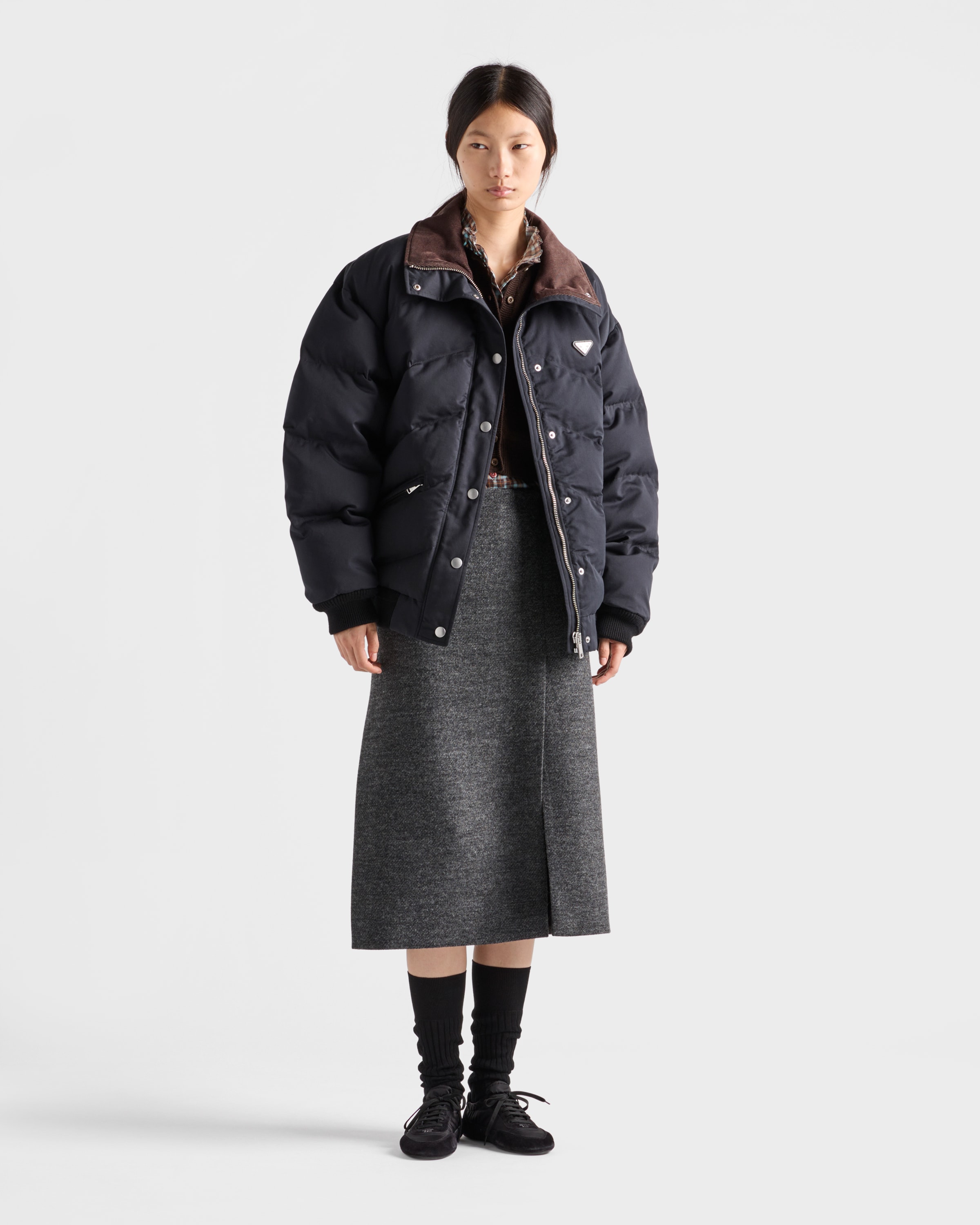 Пуховик из компактного поплина средней плотности Prada, черный — фото 2