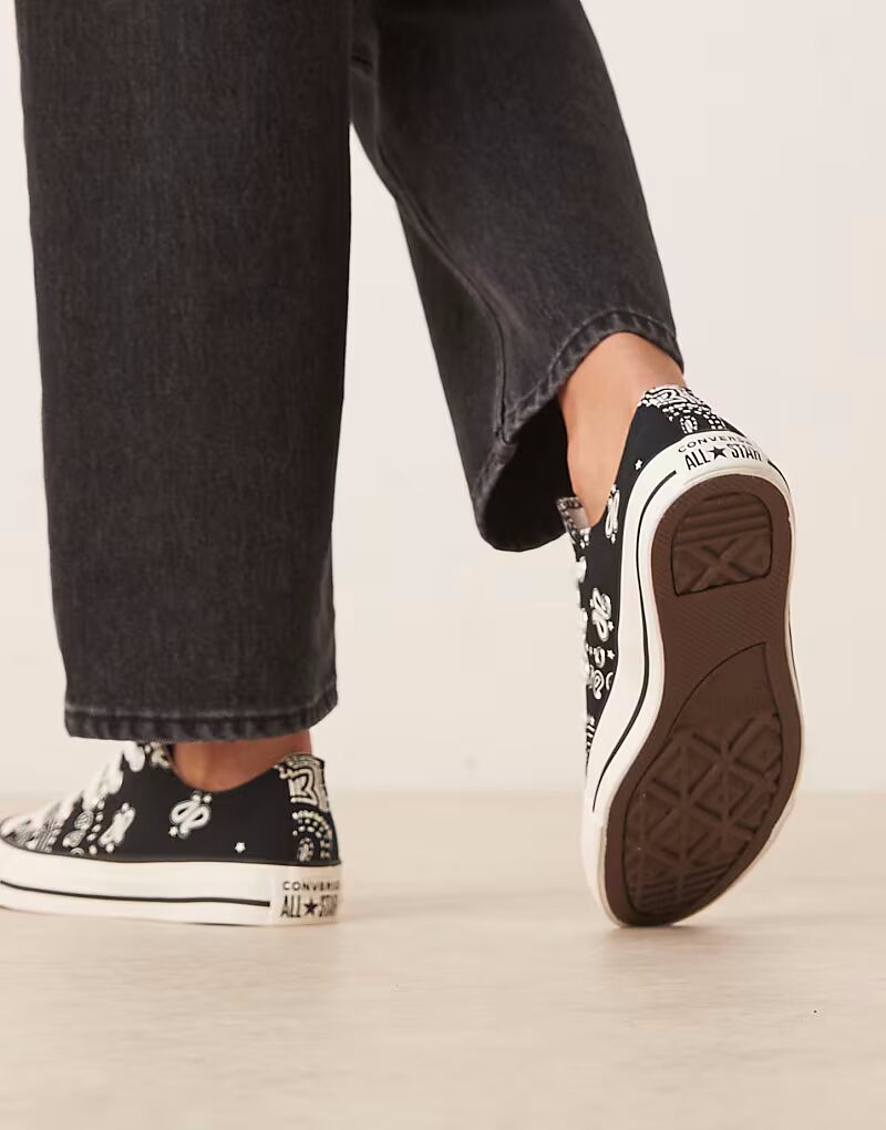 Кроссовки Converse Chuck Taylor All Star Ox черного цвета с белыми цветочными деталями — фото 3