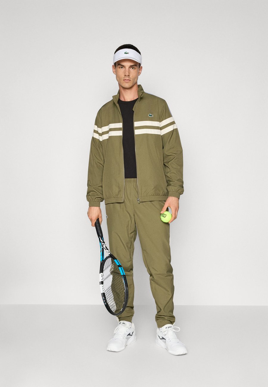 Спортивный костюм Lacoste Sport TENNIS TRACKSUIT SET, Olive/Lapland/Delphinium/Olive — фото 2