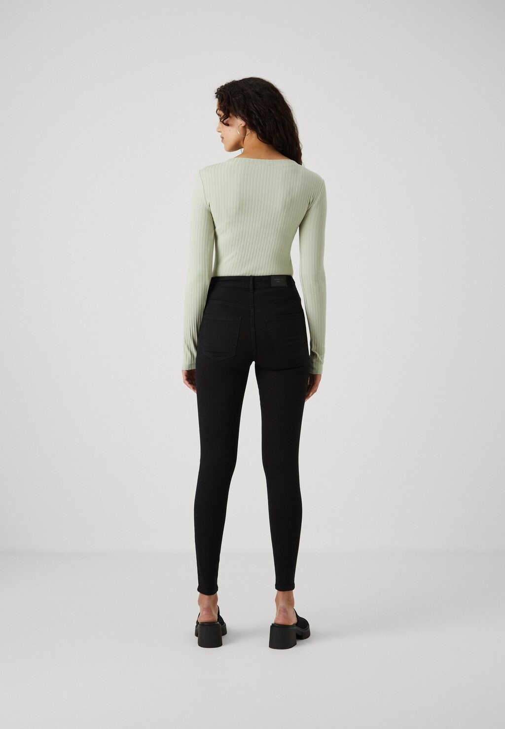 

Приталенный фасон Gina Tricot Tall, черный