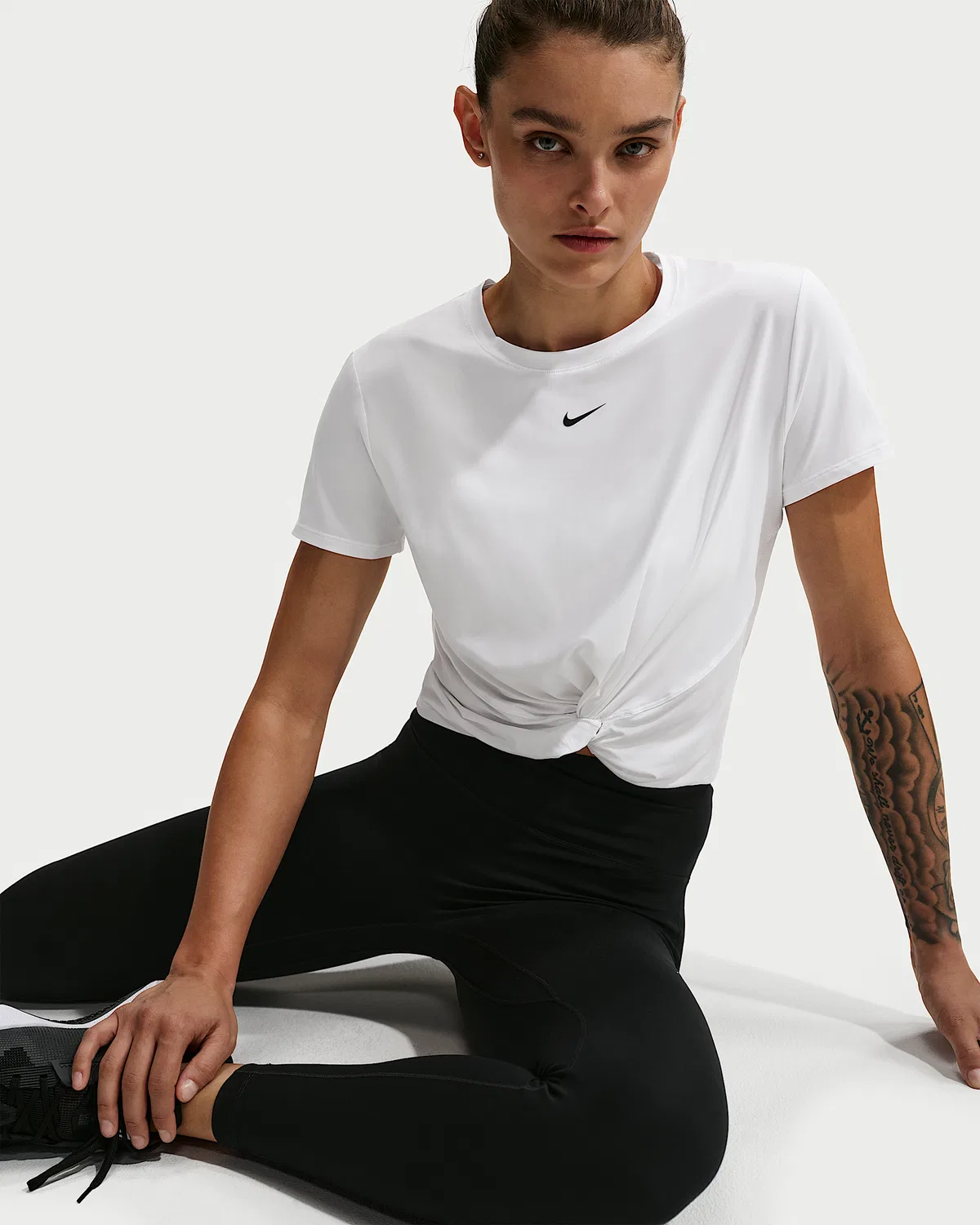Женский топ Nike One Classic Twist с коротким рукавом Dri-FIT, White/Black — фото 3