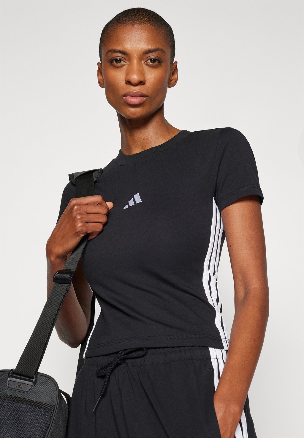 Футболка с принтом ESSENTIALS 3 STRIPES SLIM BABY adidas Sportswear, черный — фото 4