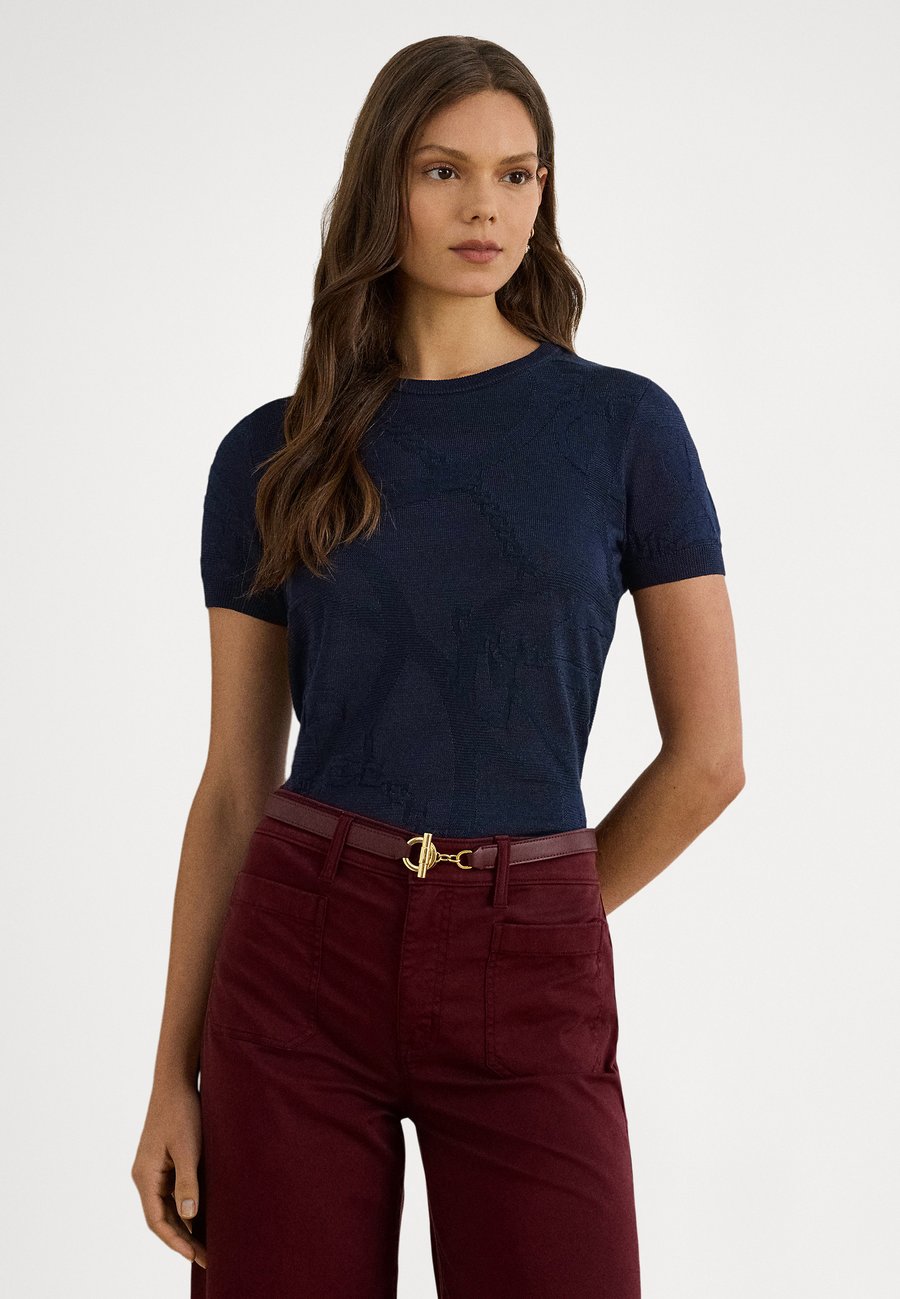 

Футболка Lauren Ralph Lauren BELTING-MOTIF SHORT-SLEEVE SWEATER, Navy/Dark Blue, Синий, Футболка Lauren Ralph Lauren BELTING-MOTIF SHORT-SLEEVE SWEATER, Navy/Dark Blue