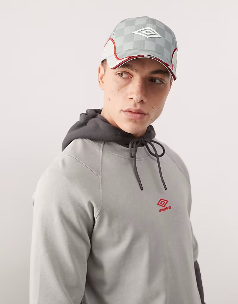 

Кепка с логотипом Umbro в серебристом и красном цвете