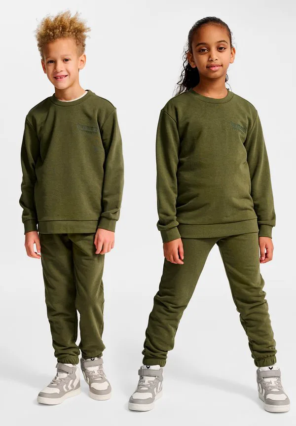 Базовый спортивный костюм для младшей группы Hummel, Winter Moss
