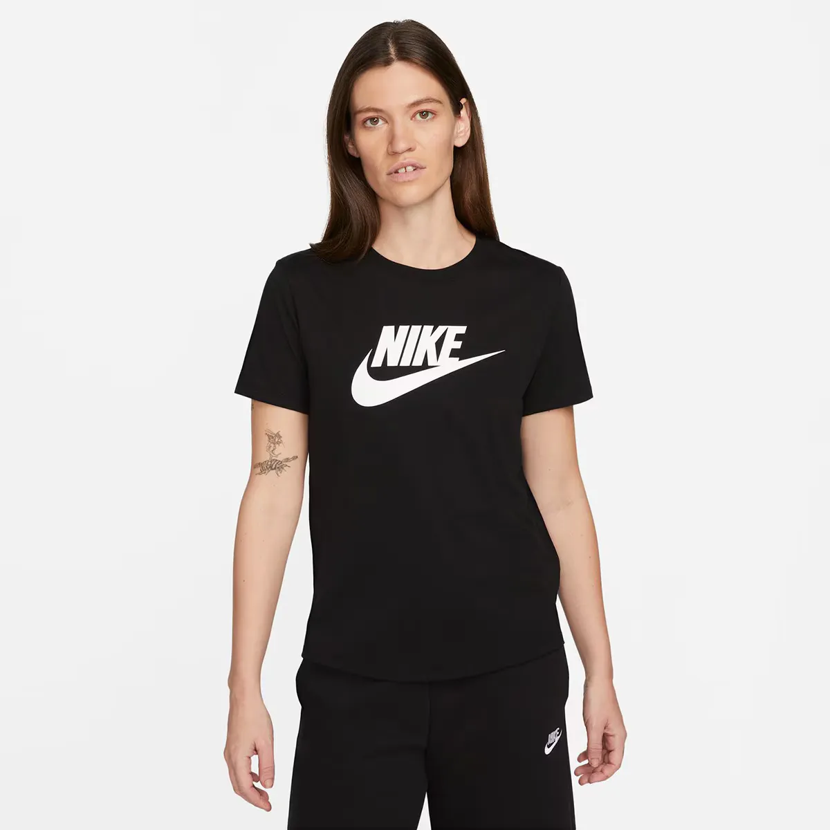 

Женская футболка Nike Sportswear Essentials, чёрный