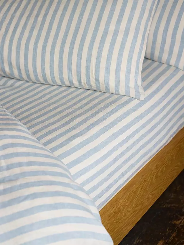 

Простыня на резинке Piglet in Bed Pembroke Stripe Linen, цвет coastal blue