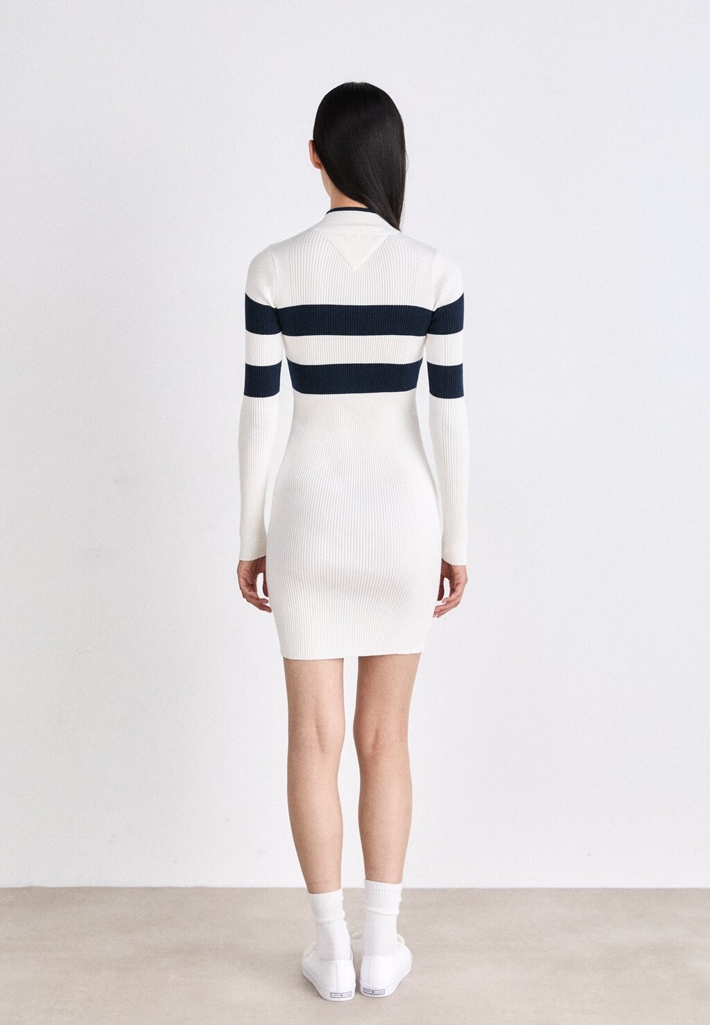 

Платье-джемпер BADGE DRESS Tommy Jeans, белый