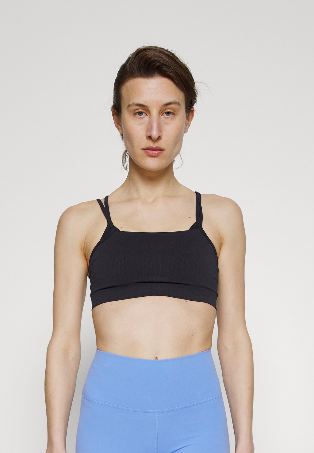 

Легкая поддержка спортивного бюстгальтера INDY SEAMLESS BRA Nike Performance, черный
