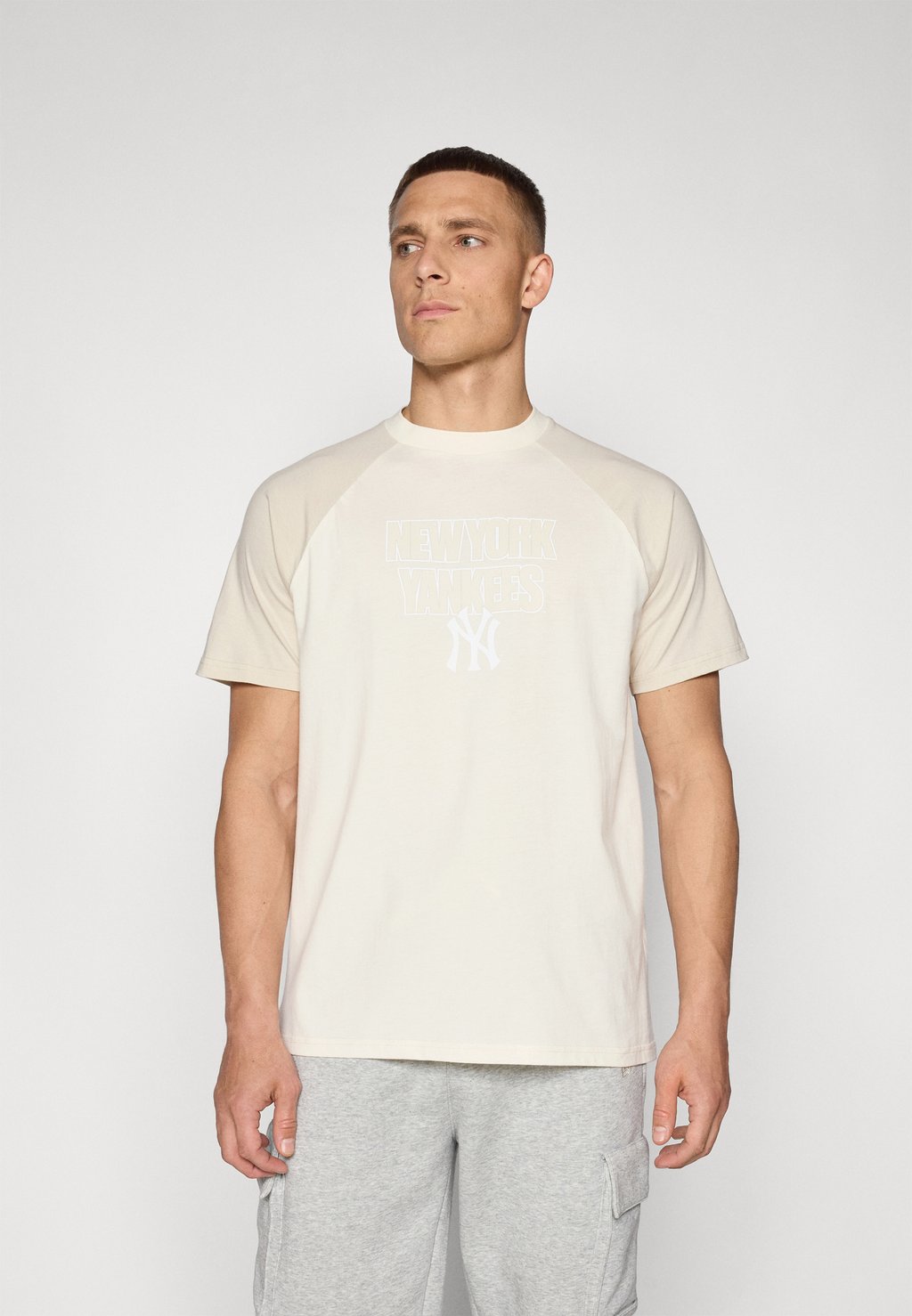 

Футболка с принтом MLB NEW YORK YANKEES RAGLAN TEE - Club wear New Era, кремовый