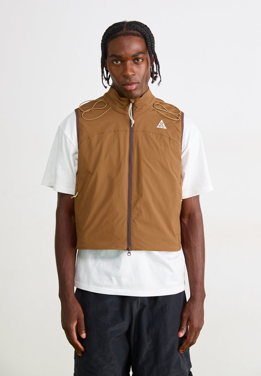 

Куртка Nike ACG DEATH BLOOM VEST, Mosswood Brown/Baroque Brown/Parachute Beige/Summit White/Beige