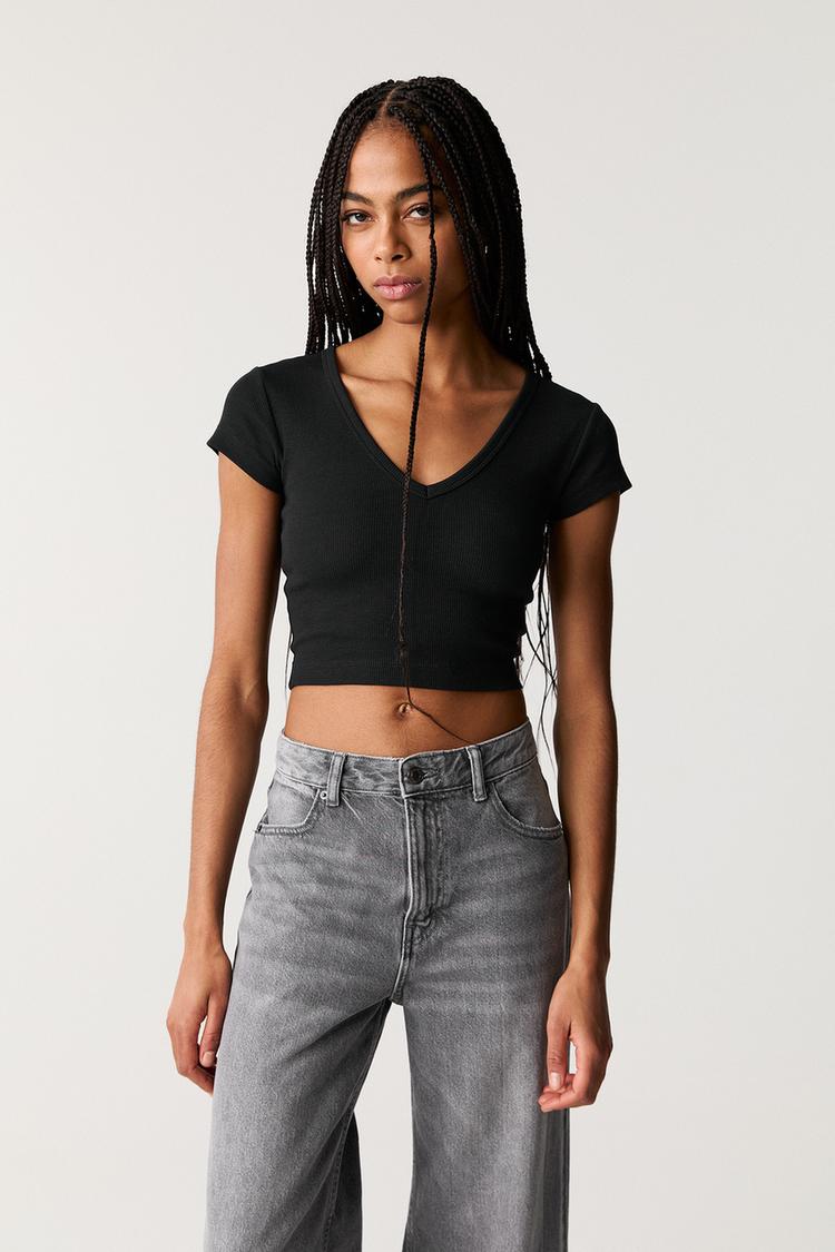 

Укороченная футболка с V-образным вырезом Pull And Bear, черный